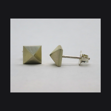 Load image into Gallery viewer, Pyramid Studs